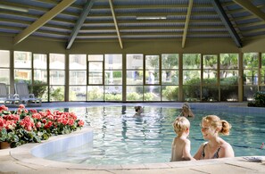 Piscine couverte, 2 piscines extérieures