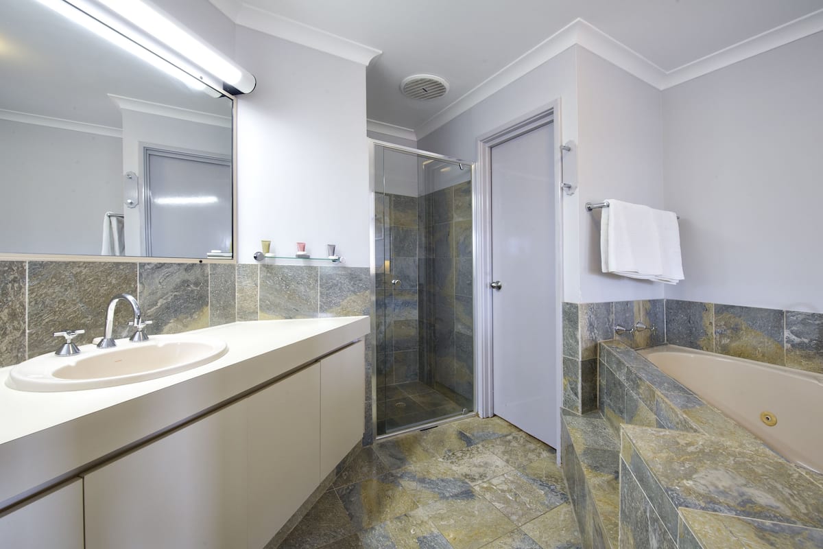 separate bathtub and shower, jetted bath, free toiletries, hair dryer