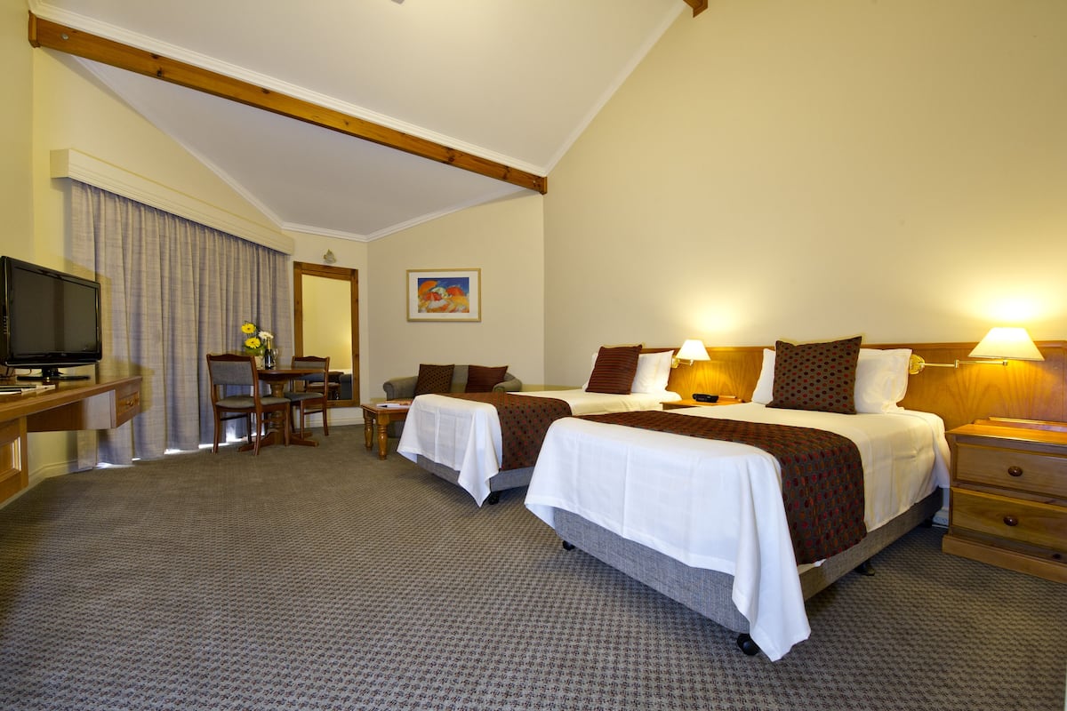 Studio Suite | In-room safe, desk, iron/ironing board, WiFi