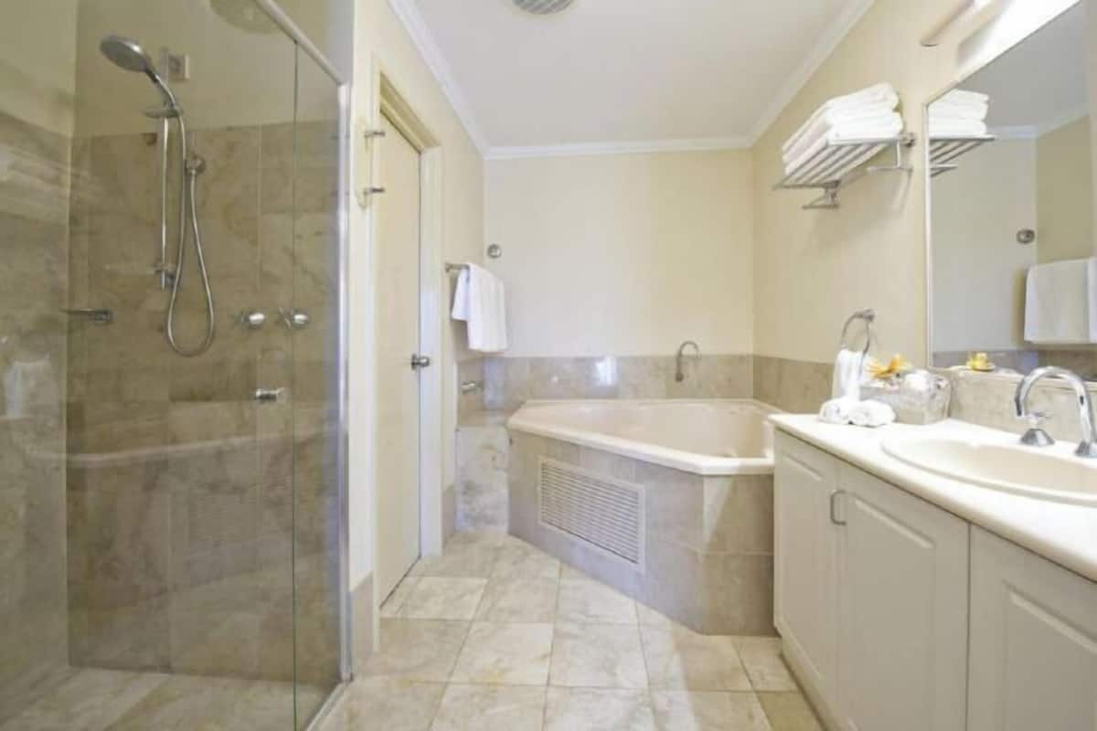 Separate tub and shower, jetted tub, free toiletries, hair dryer