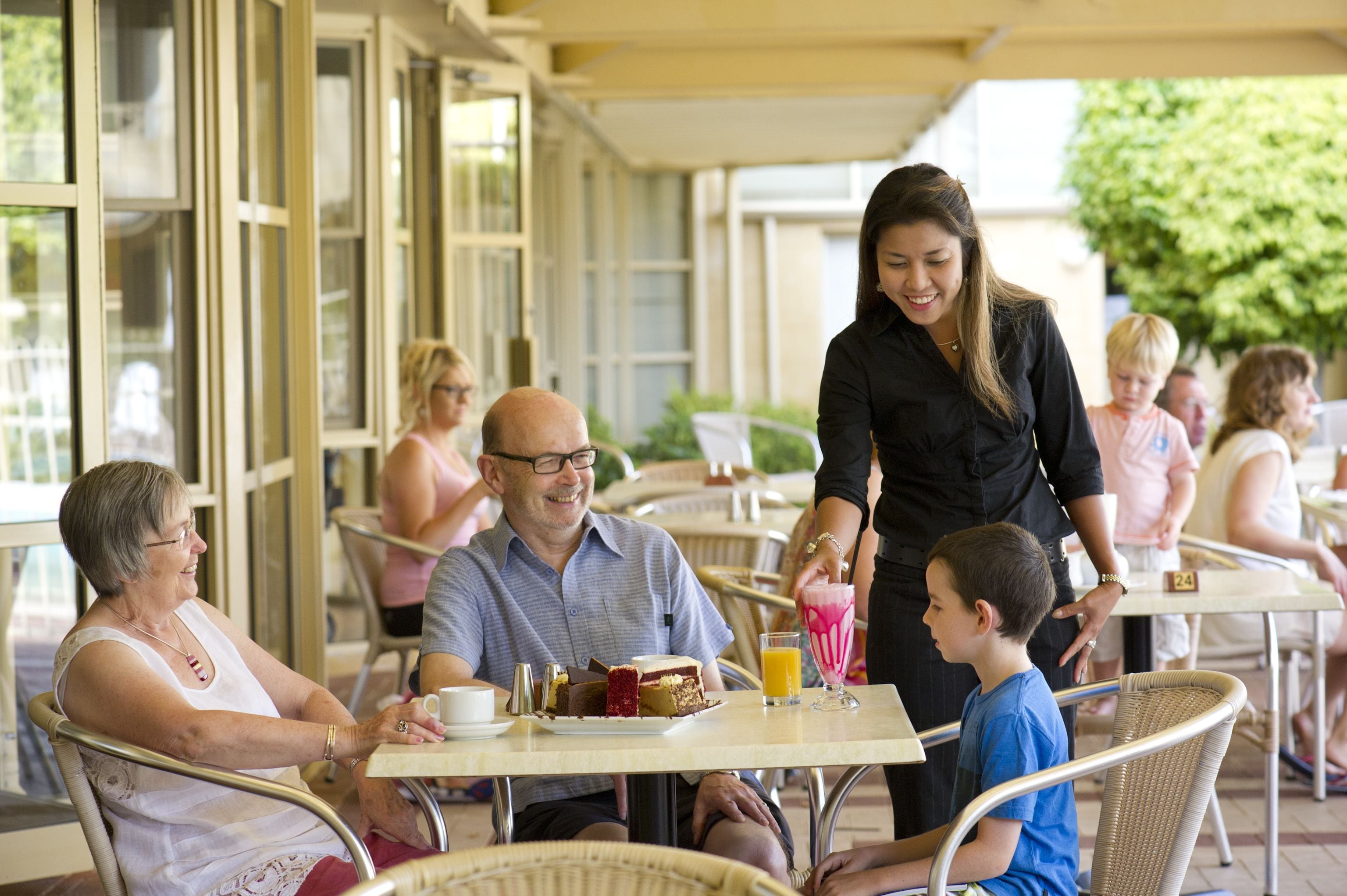 2 restaurants, breakfast served