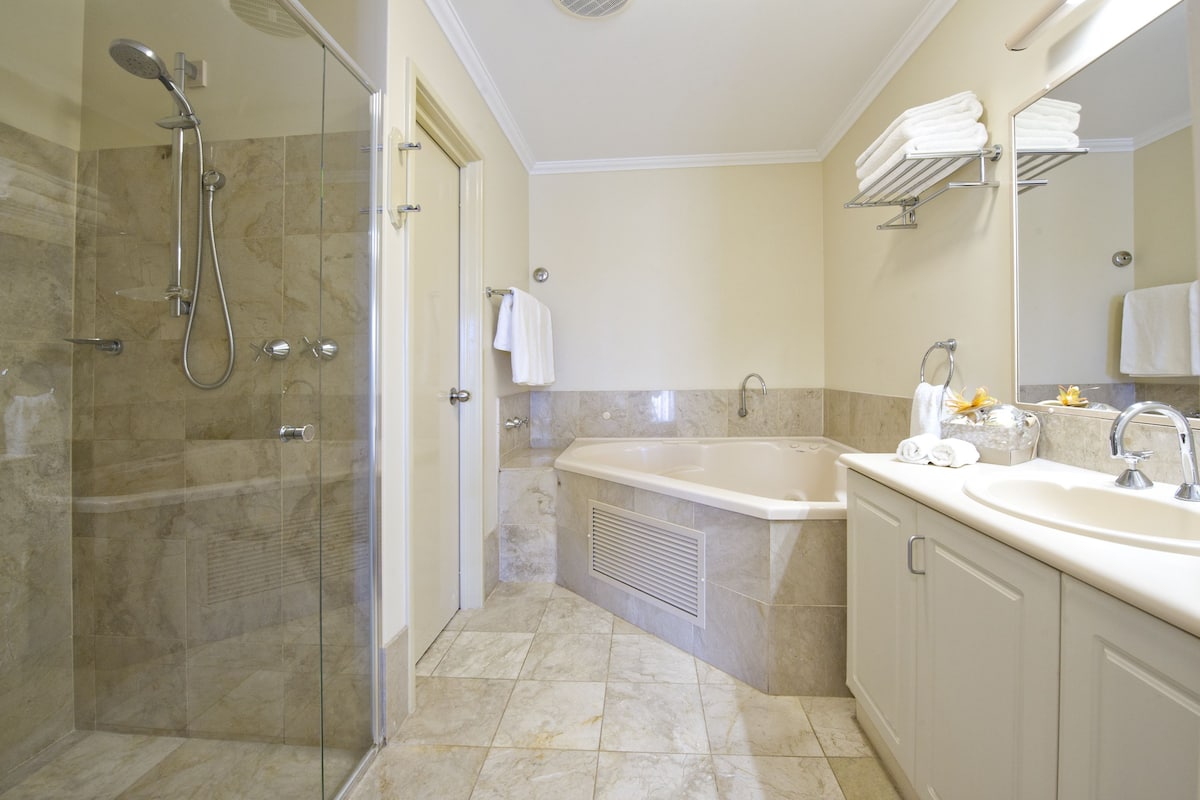 apartment, 1 bedroom | bathroom | separate bathtub and shower, jetted bath, free toiletries, hair dryer