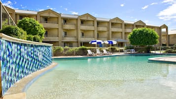 Indoor pool, 2 outdoor pools