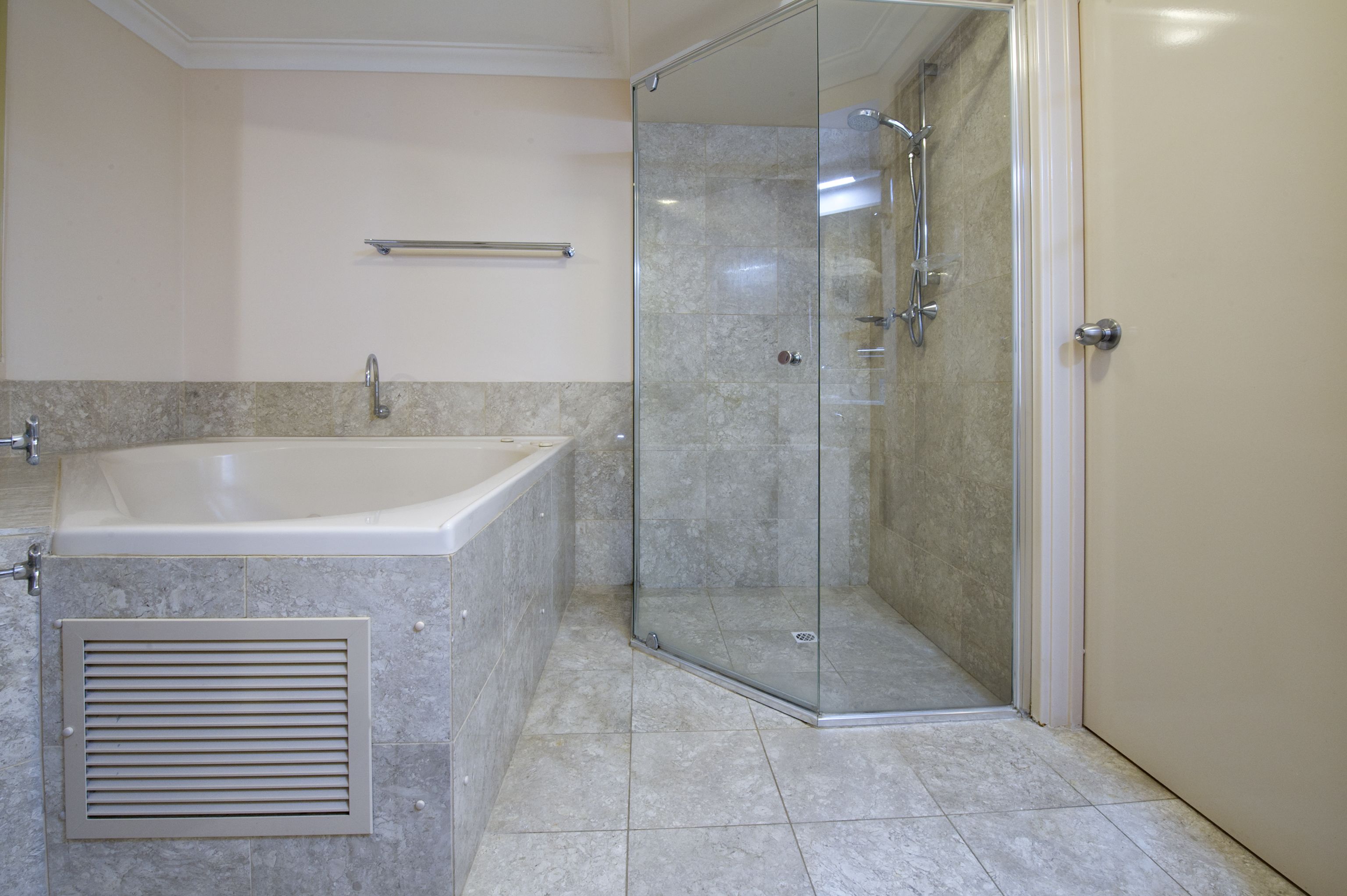 Ein modernes Badezimmer mit Badewanne, einer Duschkabine und einer Toilette.