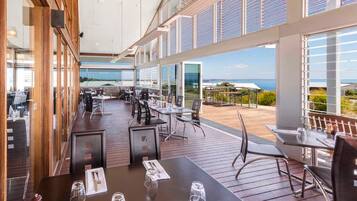 Breakfast, lunch, dinner served; Regional cuisine, sea views
