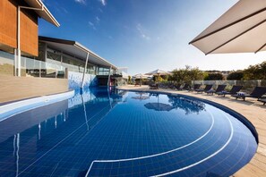 Una piscina techada, una piscina al aire libre