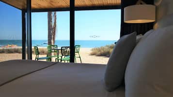 Deluxe kamer, langs het strand | Uitzicht op strand/zee
