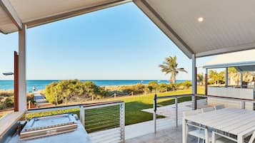 3 bedroom Beachfront Villa | Terrace/patio