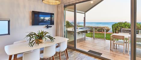 Villa, 2 soverom, strandutsikt | Oppholdsområde | En 10-centimeters Flatskjerm-TV med Parabol-TV samt TV