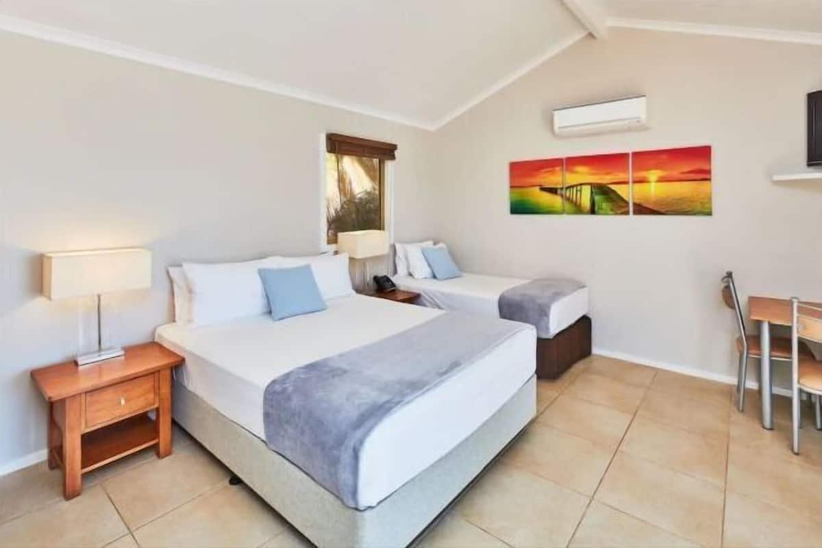 Free WiFi, bed sheets