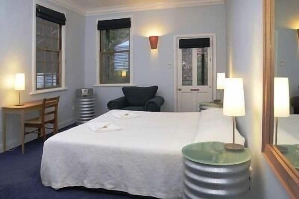 Desk, soundproofing, iron/ironing board, free WiFi