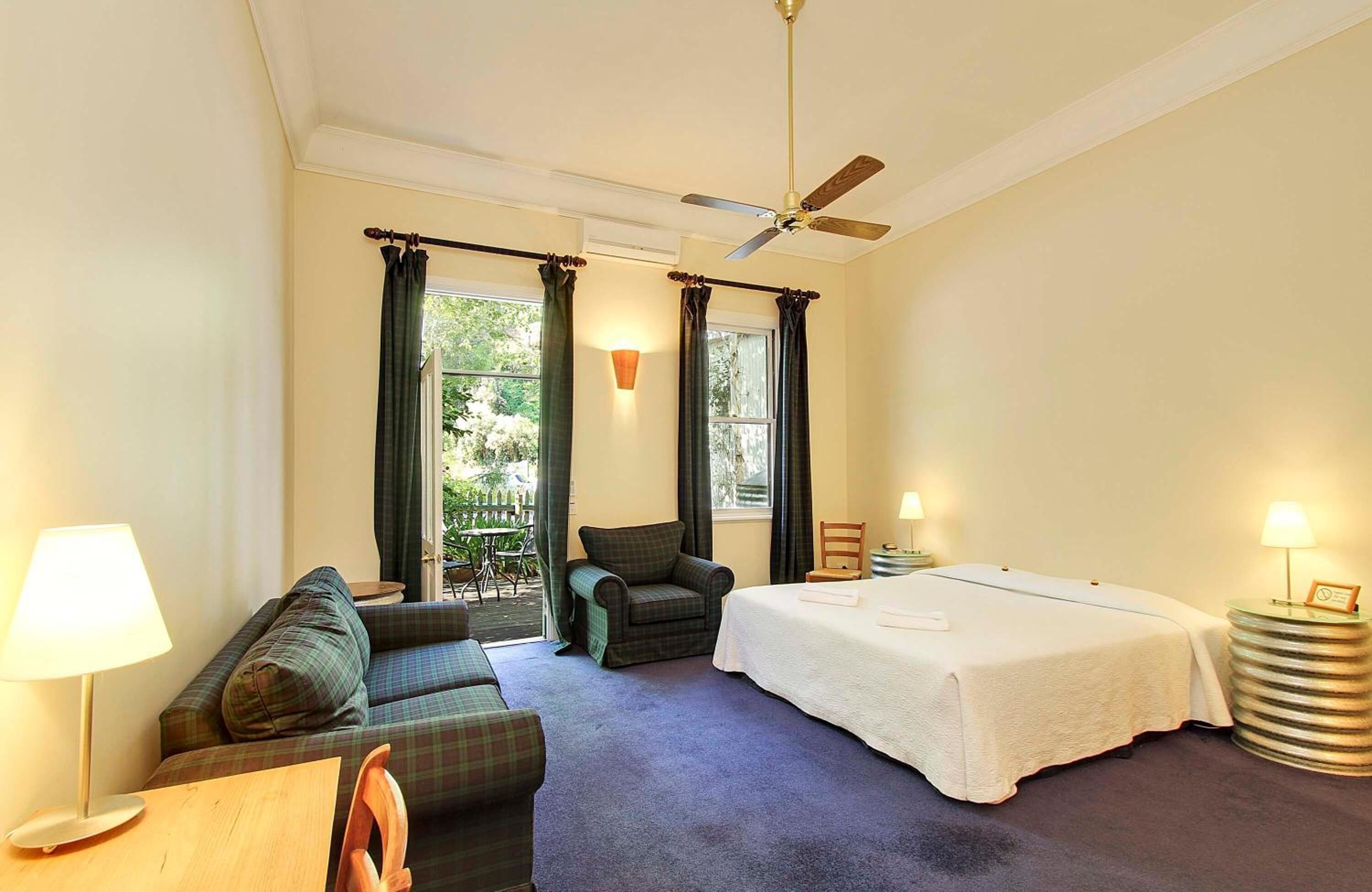 Een bureau, geluiddichte muren, een strijkplank/strijkijzer, gratis wifi