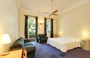 Bureau, systĂšme dâinsonorisation, fer et planche Ă repasser