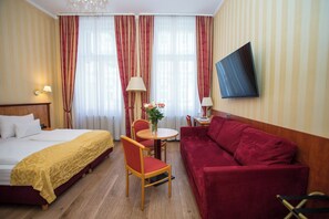 Superior Double Room | Hypo-allergenic bedding, minibar, in-room safe, individually decorated - Opera Suites - Self Check-in (Vienna)
