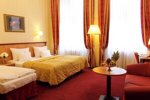 Superior Double Room | Hypo-allergenic bedding, minibar, in-room safe, individually decorated - Opera Suites - Self Check-in (Vienna)