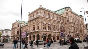 En historisk byggnad med en klassisk arkitektonisk stil, som kännetecknas av flera valv och en framträdande entré.