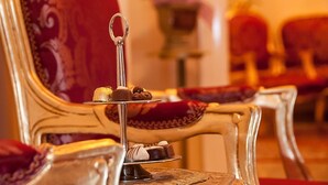 En matplats med ett bord dukat för en måltid, med ett dessertbord som innehåller olika sorters sötsaker.
