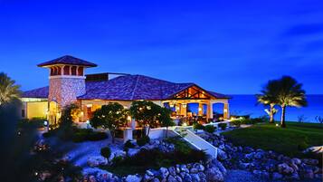 6 restaurants, breakfast, lunch, dinner served; international cuisine