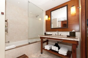 Combined shower/tub, free toiletries, hair dryer, bathrobes - Santa Barbara Beach & Golf Resort (Willemstad)