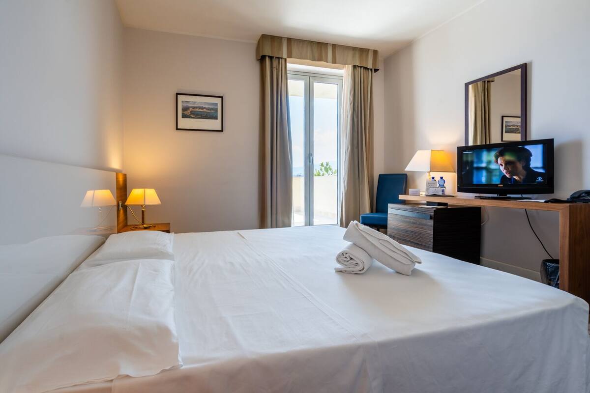 Down comforters, minibar, in-room safe, desk