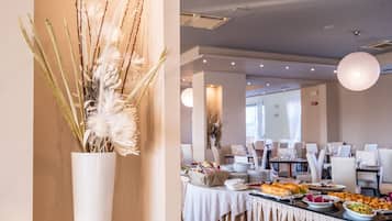 2 restaurantes, se sirven desayunos, comidas y cocina mediterránea
