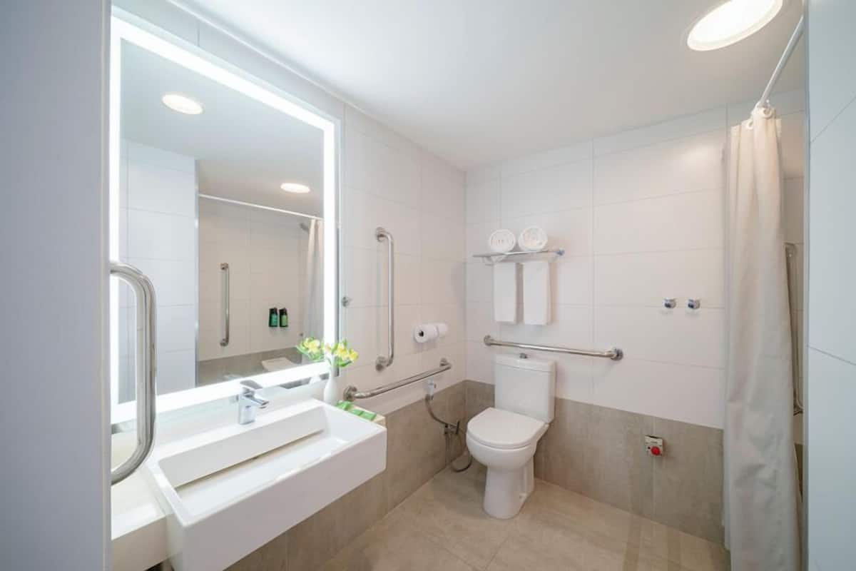 Chambre Junior, accessible aux personnes à mobilité réduite | Salle de bain