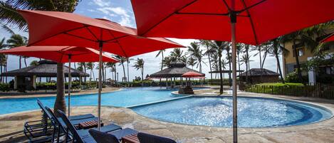 Utendørsbasseng, bassengparasoller og solsenger