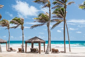 On the beach, sun loungers, beach towels - Beach Park Suites Resort (Aquiraz)