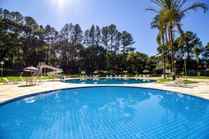 室內泳池、室外泳池；躺椅
