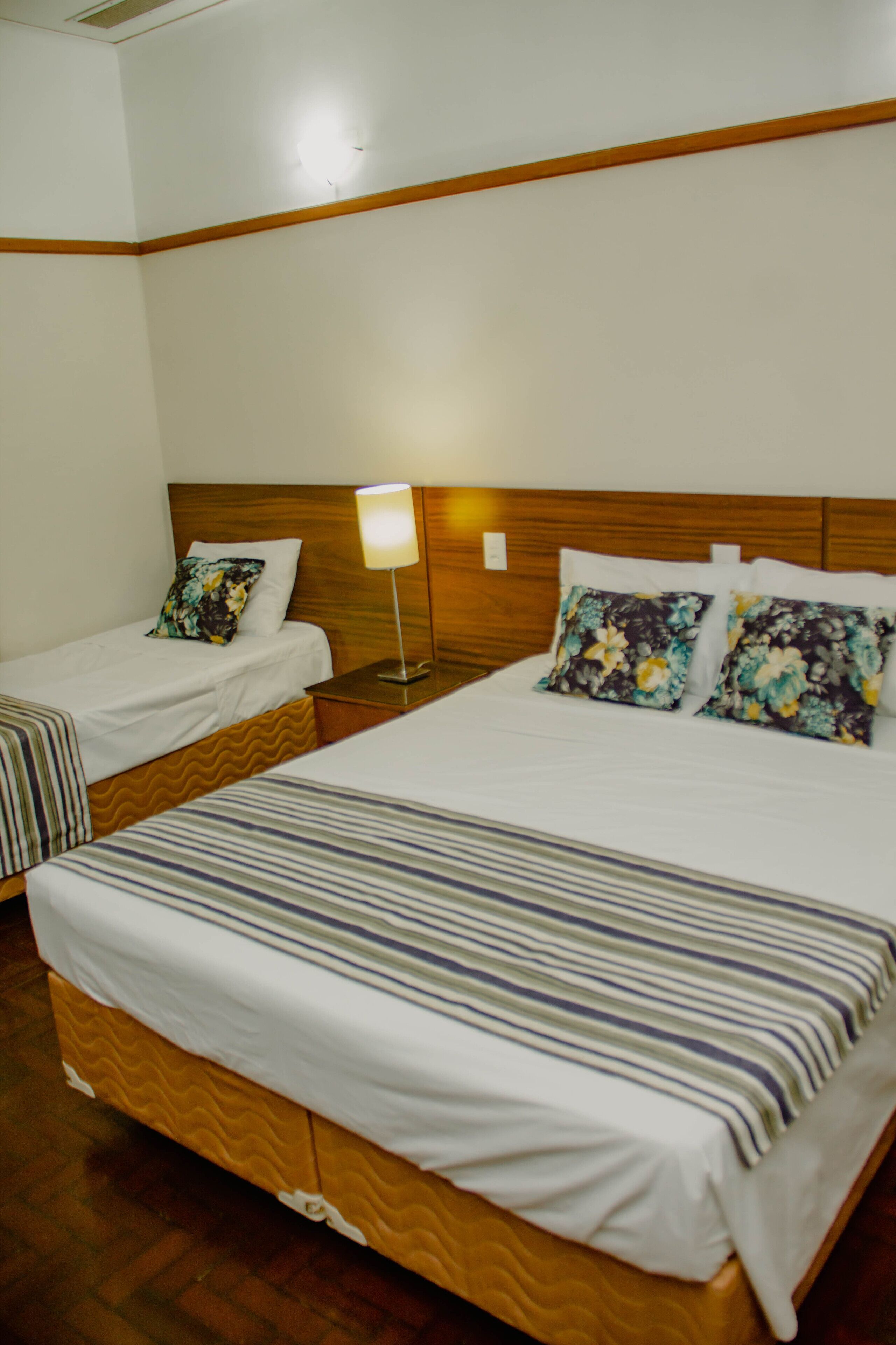 Habitación triple superior, varias camas | Escritorio, espacio para trabajar con laptop y wifi gratis 