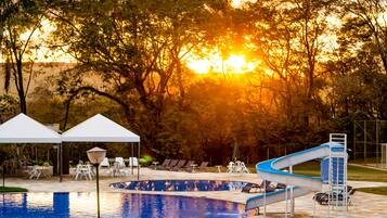 Alberca techada, alberca al aire libre y camastros