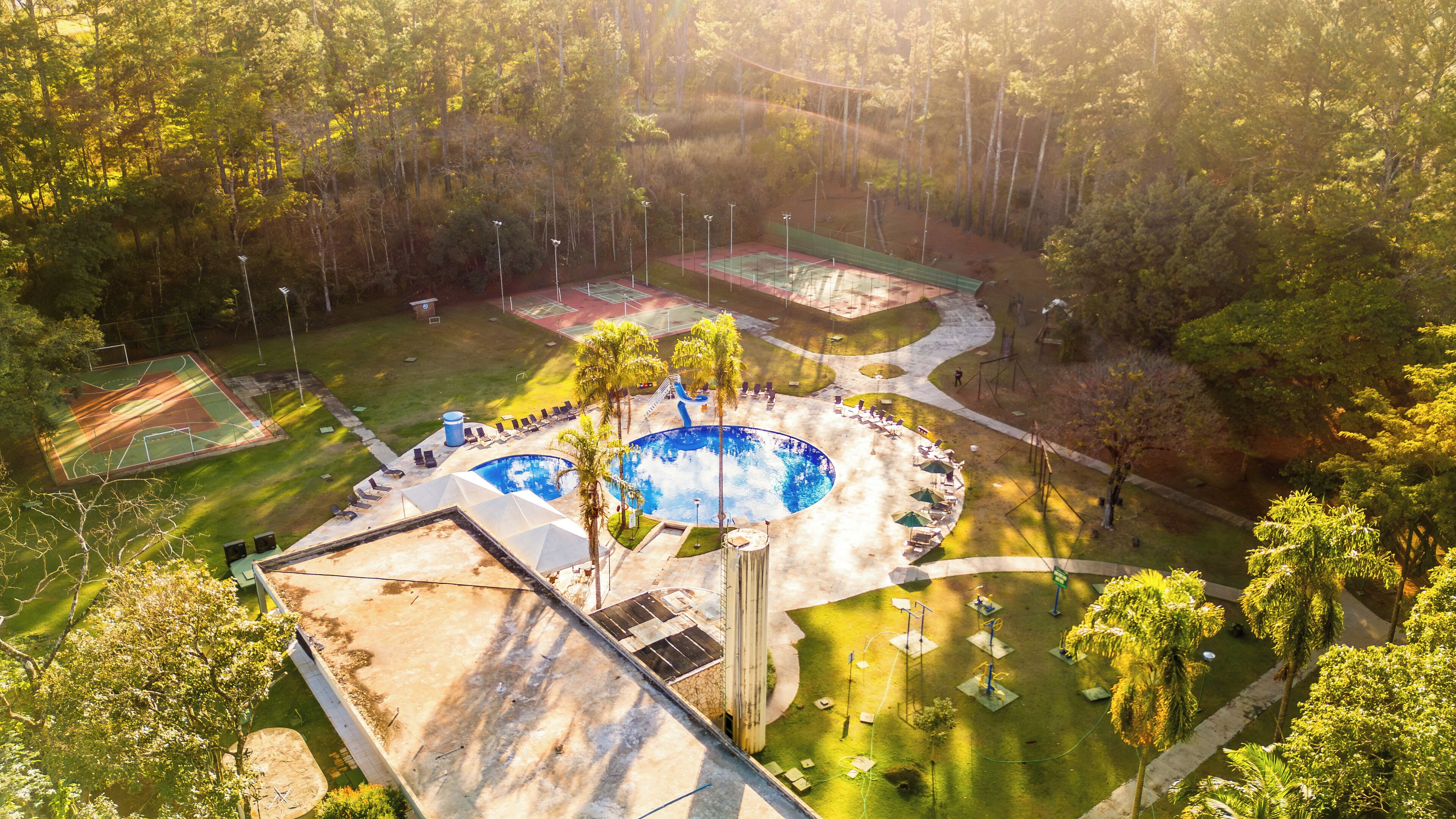 室內泳池、室外泳池；躺椅