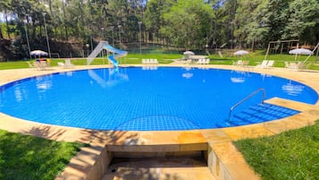 Piscina coperta, piscina all'aperto, lettini