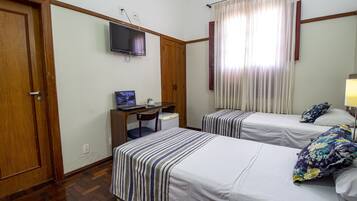 Habitación triple estándar | Escritorio, espacio para trabajar con laptop y wifi gratis