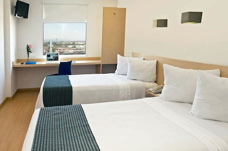 Cubrecamas, caja de seguridad en la habitación y escritorio