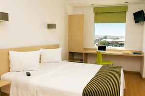 Down duvets, in-room safe, desk, iron/ironing board - One Aguascalientes San Marcos (Aguascalientes)