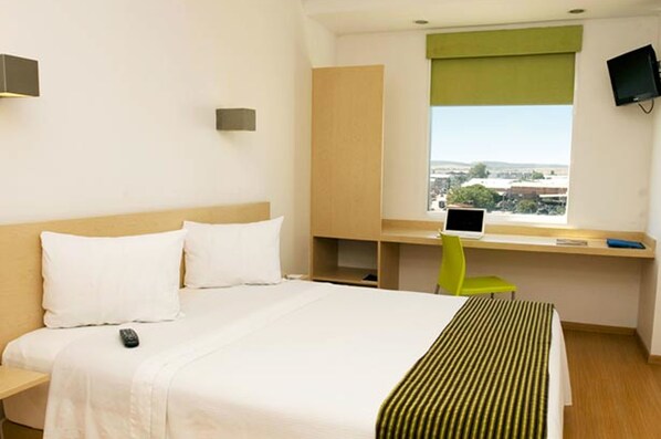 Phòng Tiêu chuẩn, 1 giường cỡ queen | Chăn bông, két bảo mật tại phòng, bàn, bàn ủi/dụng cụ ủi quần áo