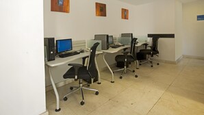 Un laboratori informàtic amb quatre postacions de treball, cadascuna equipada amb un ordinador de sobretaula, teclat i pantalla.