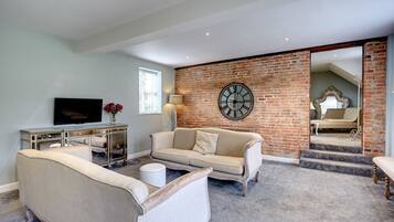 Luxury Suite | Bathroom | Combined shower/tub, free toiletries, hair dryer, bathrobes