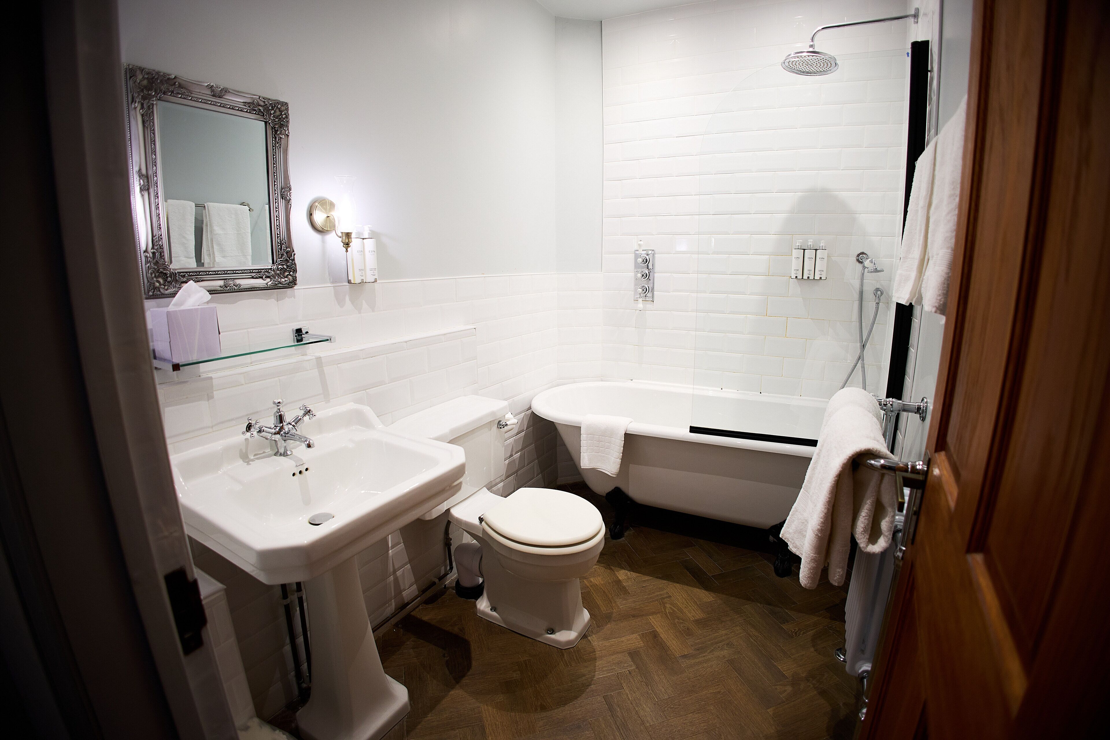 Ein modernes Badezimmer mit Waschbecken, Toilette und Badewanne.