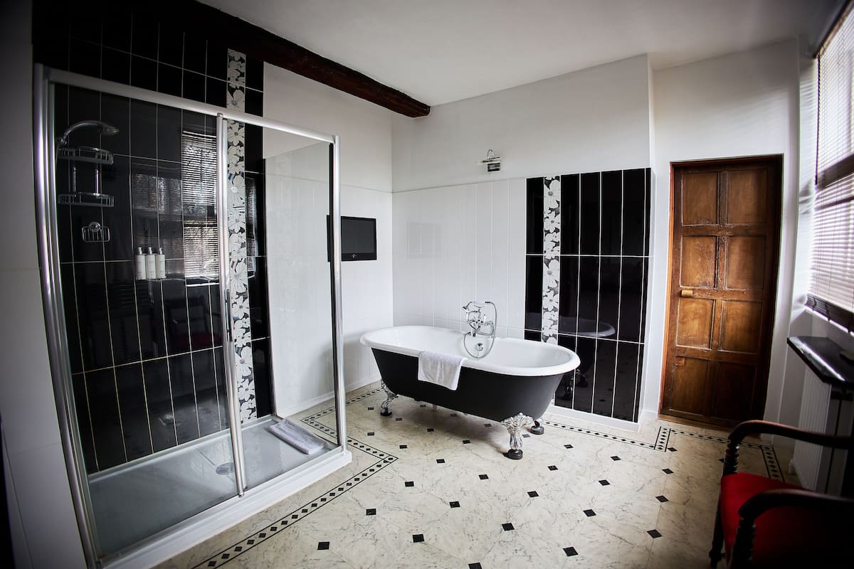 feature room | bathroom | combined shower/bathtub, free toiletries, hair dryer, bathrobes