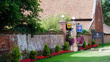 A brick building with a sign reading "SECKFORD HOTEL".