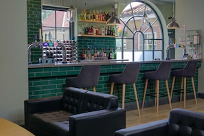 2 bars/lounges, pub