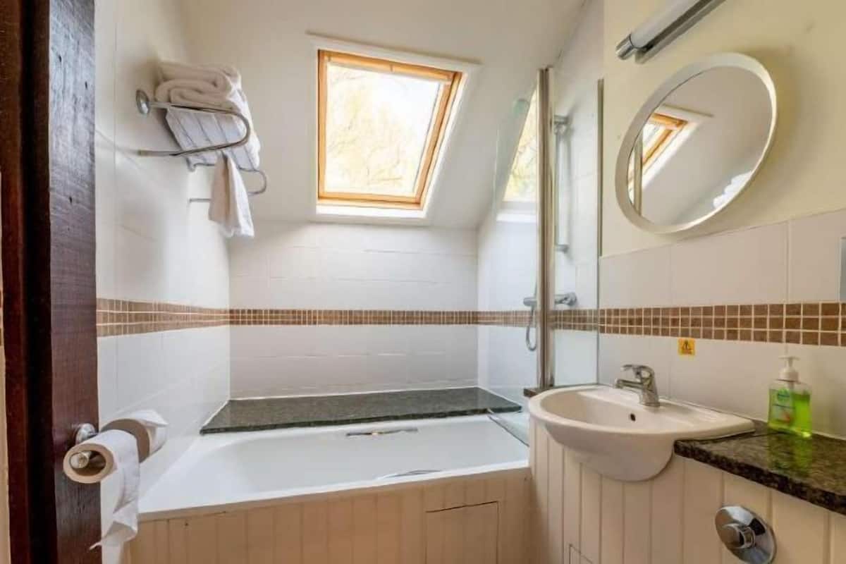 Bathroom | Combined shower/tub, free toiletries, hair dryer, towels