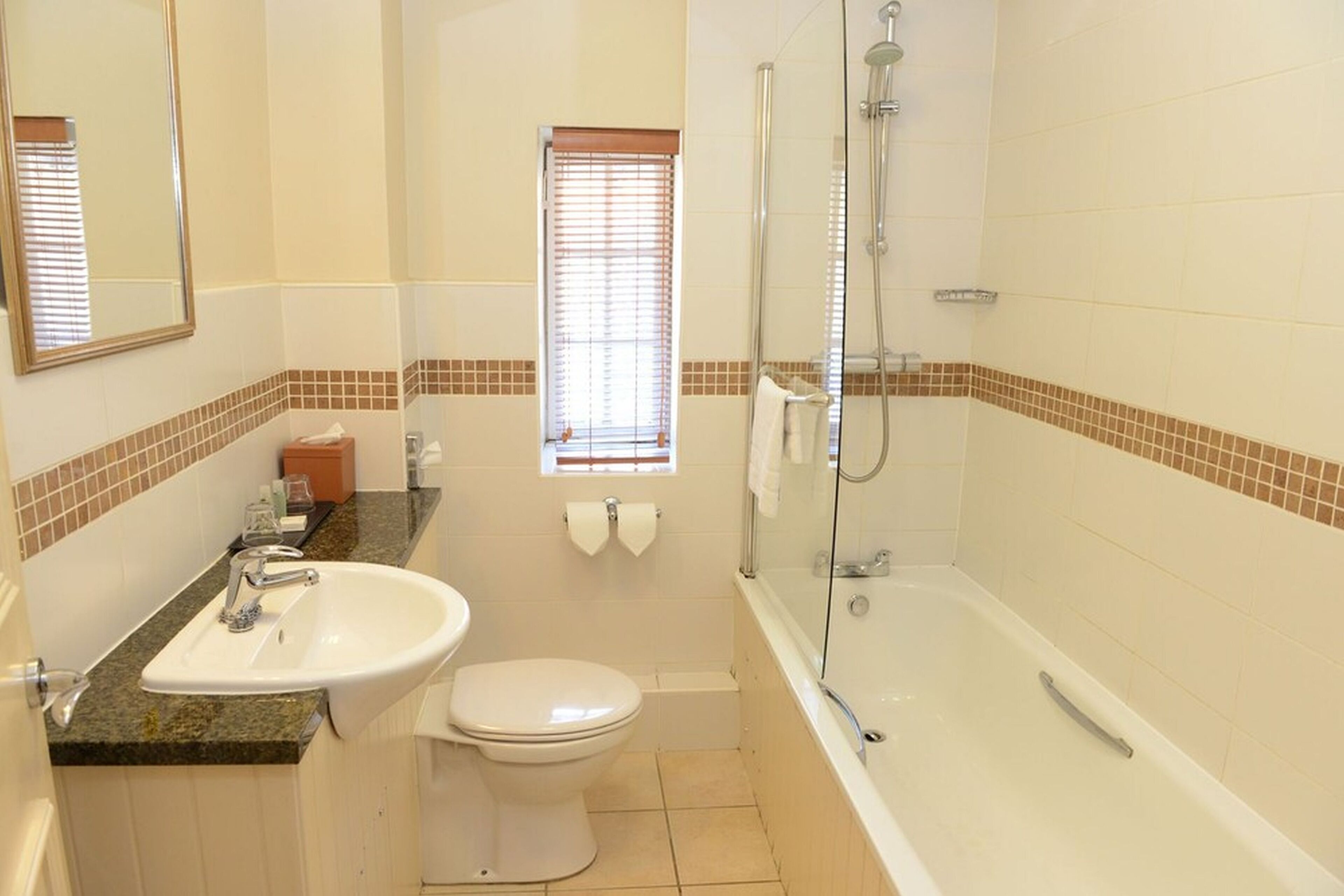 Ein Badezimmer mit Waschbecken, Toilette und Badewanne.