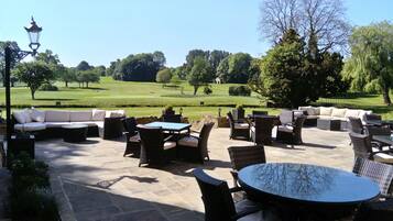 2 restaurants, dinner served, British cuisine