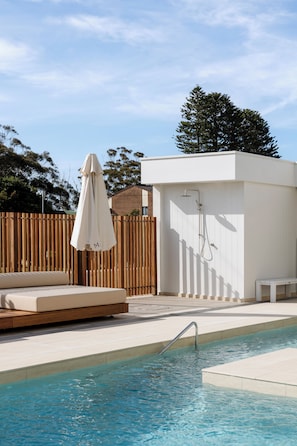 Piscina externa, funciona das 8h às 19h, barracas de cortesia