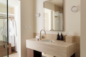Marina Ocean View Suite | Bathroom