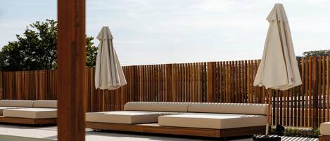 Piscine extérieure, cabanons gratuits, parasols de plage