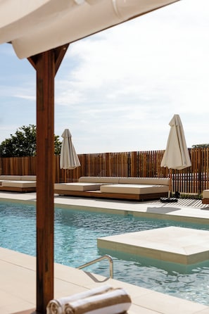 Piscina externa, funciona das 8h às 19h, barracas de cortesia